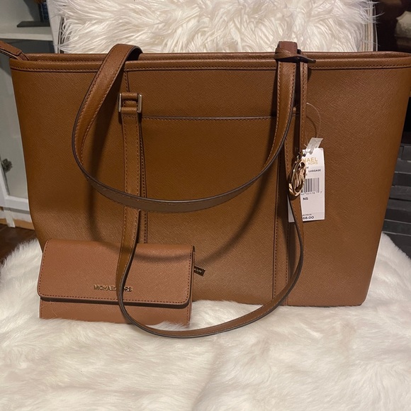 Michael Kors Saffiano Leather Handbag & wallet - Picture 9 of 10